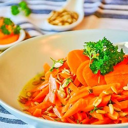 Салаты из моркови - 9 вкусных рецептов с капустой, курицей, яблоком, сыром и огурцом- с фото