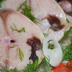 Потрясающая скумбрия с чесноком: засолит даже неумелый муж