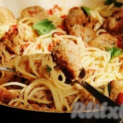 Спагетти с фрикадельками в соусе - 8 пошаговых фото в рецепте