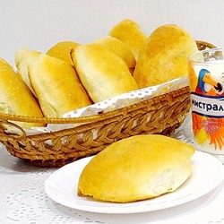 Жареные пирожки с маринованными грибами и рисом