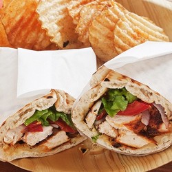 Врапы с курицей, помидорами и салатом ромэн по-креольски