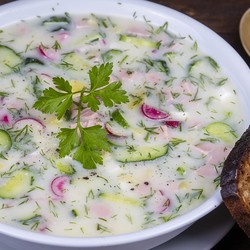 «Русский летний суп с домашней колой»: почему иностранцы боятся есть окрошку