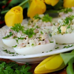 Фаршированные яйца с ветчиной и сельдереем