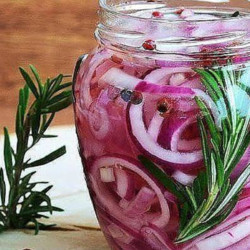 Маринованный лук в банке