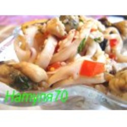 Салат из кальмаров, мидий и болгарского перца