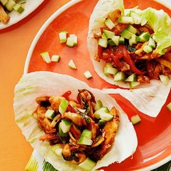 Врапы из листьев салата с глазированной курицей по-тайски