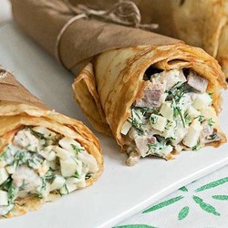Блины с сельдью, яйцами и укропом