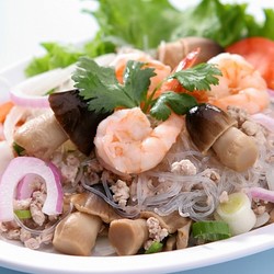 Салат с фунчозой и креветками по-корейски