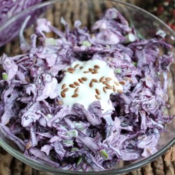 Салат из красной капусты с семенами льна и сметаной - пошаговый рецепт с фото