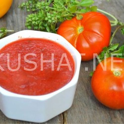 Томатный соус с базиликом.