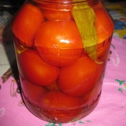 Самые вкусные помидоры без уксуса с веточкой базилика