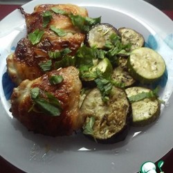 Куриные бедра с овощами