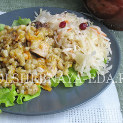 Перловая каша со свининой и черносливом