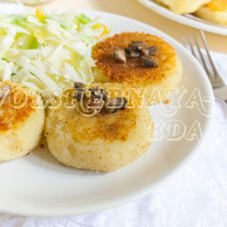 Картофельные зразы с грибами и беконом