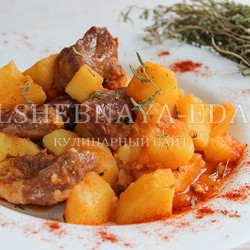 Тушеная картошка с мясом в кастрюле