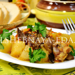 Жаркое в горшочках с курицей и вешенками