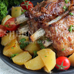 Свиные ребрышки с картошкой в духовке