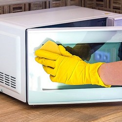 Как отмыть микроволновку: быстро, легко, с удалением неприятного запаха