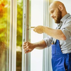 Чем смазывать пластиковые окна: механизм, резинки, фурнитуру