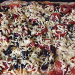 Пицца с грибами колбасой и помидорами