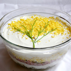 Салат "Мимоза" с картофелем и маслом