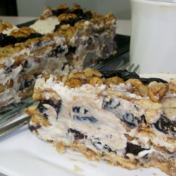 Торт без выпечки с черносливом и орехами