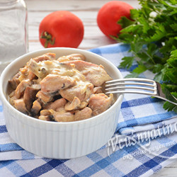 Курица с грибами в сметанном соусе: рецепт с фото на сковороде