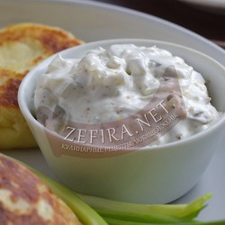 Вкусный и простой соус с маринованными огурцами