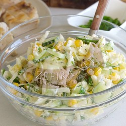 Вкусный салат из капусты с кукурузой и огурцом