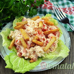 Салат "Минутка" из помидоров, сыра и сухариков 