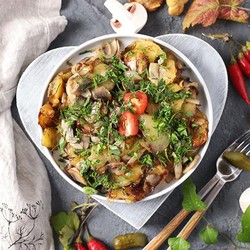 Жареная картошка с грибами и луком на сковороде — пошаговый рецепт с фото