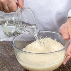 Нужно ли промывать рис после варки и как правильно мыть перед приготовлением, какой водой это делать