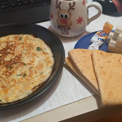 Омлет с сыром и белым хлебом. Рецепт