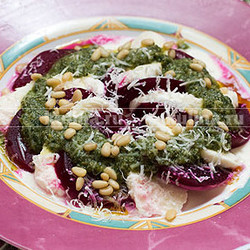 Закуска из свеклы с моцареллой и мятным песто