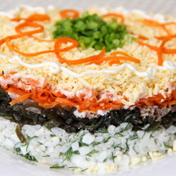 Рецепт салата из консервированной сайры с яйцом, рисом и морской капустой