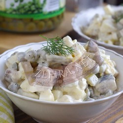 Простой салат с селедкой и яйцом