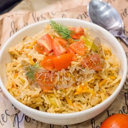 Вкусный рис с капустой на сковороде