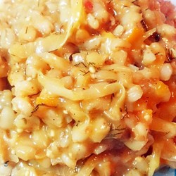 Гарнир из тушеной капусты с перловкой - рецепт с фото пошагово