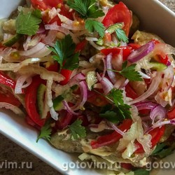 Салат из жареных баклажанов со свежими овощами. Рецепт с фото