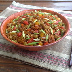 Жареный рис с овощами и имбирем в азиатском стиле