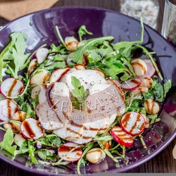 Салат из курицы, редиски и фасоли