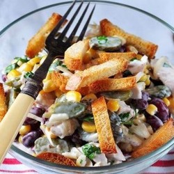 Салат с красной фасолью и сухариками, рецепт с фото очень вкусный