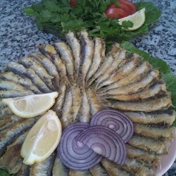 Как жарят мелкую рыбу в турецких кафе – рецепт «Сковорода хамсы» - Пир во время езды