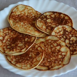 Блины из овсянки с полезной начинкой - превосходный завтрак для тех, кто на диете