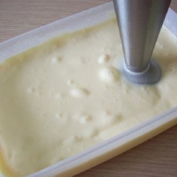 То самое советское мороженое, которое скупал весь мир. Взбиваю, замораживаю и посыпаю орехами.