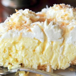 Нежнейший кокосовый пирог с толстым слоем крема. Вкусно!