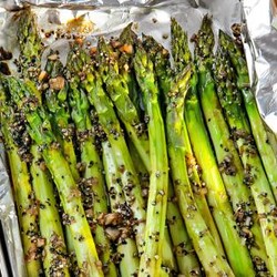 Спаржа с чесночными тостами и луково-уксусной заправкой, пошаговый рецепт с фото