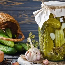 Хрустящие соленые огурцы в банках: 5 супер вкусных рецептов на зиму