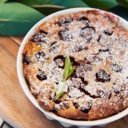 Простой и быстрый рецепт клафути с вишней с фото