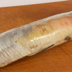 Я завернула сельдь в пленку и оставила в холодильнике. Через час вся семья лакомилась нежной рыбкой!